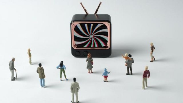 Montagem tipo maquete mostrando pessoas de várias idades e aparências olhando para grande TV