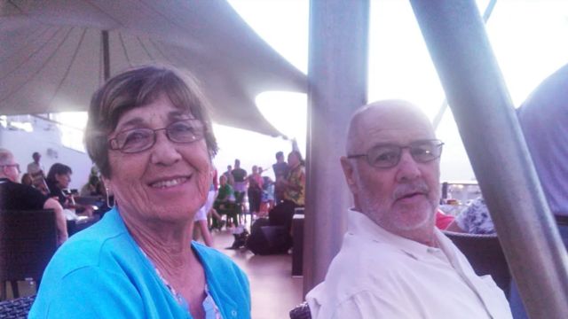 Carolyn fotografada em um cruzeiro de férias em 2014 com seu falecido marido, Joe