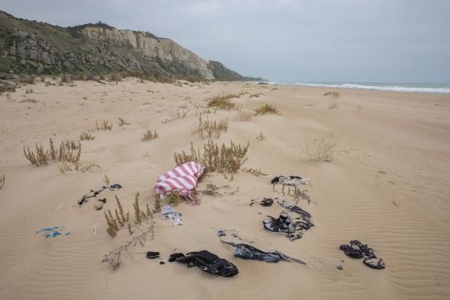 Vêtements dans le sable