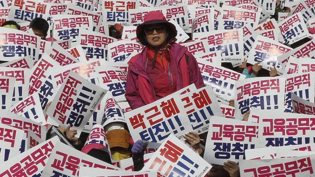 Massa yang menghadiri aksi protes untuk menuntut mundurnya Presiden Korea Selatan Park Geun-hye untuk mundur, di Seoul, Korea Selatan, 12 November 2016.
