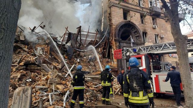 رجال إطفاء أوكرانيون يخمدون حريقا بعد غارة في مدينة زابوريجيا