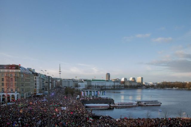 Hamburg'daki AfD karşıtı gösteriye 80 binden fazla kişi katıldı