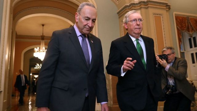 El líder de la mayoría demócrata del Senado, Chuck Schumer; y el líder de la minoría republicana, Mitch McConnell.