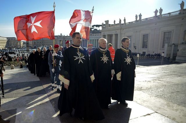 Miembros de la Orden de Malta.