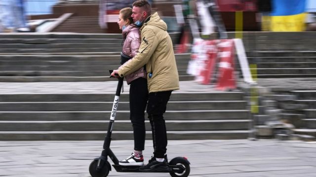 Електросамокати на вулицях. Небезпеки і переваги їзди без правил - BBC ...