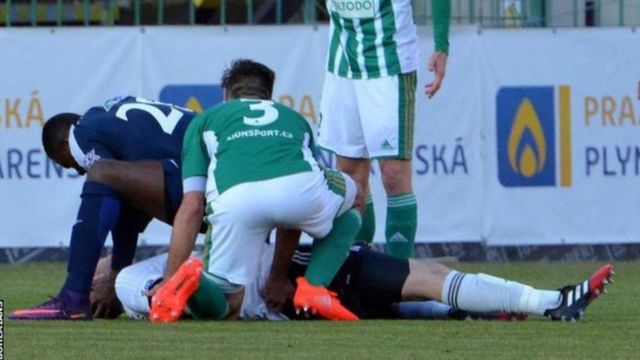 Kone akimsaidia kipa Berkovic