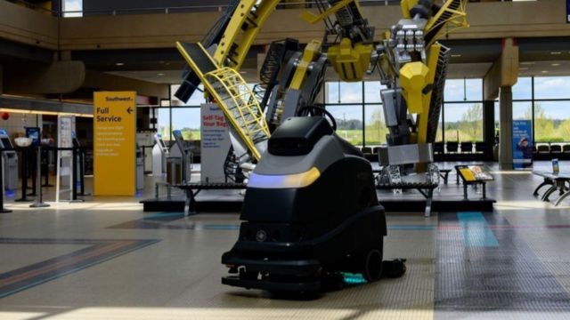 Robots aplican esta luz ultravioleta para limpiar pisos de hospitales y aeropuertos.