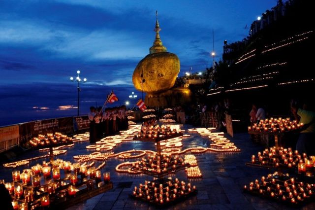 သီတင်းကျွတ်လပြည့်ညမှာ ဘုရားဖူးတွေက ကျိုက်ထီးရိုးဘုရားကို ဆီမီးတွေနဲ့ ပူဇော်ထားစဉ်။