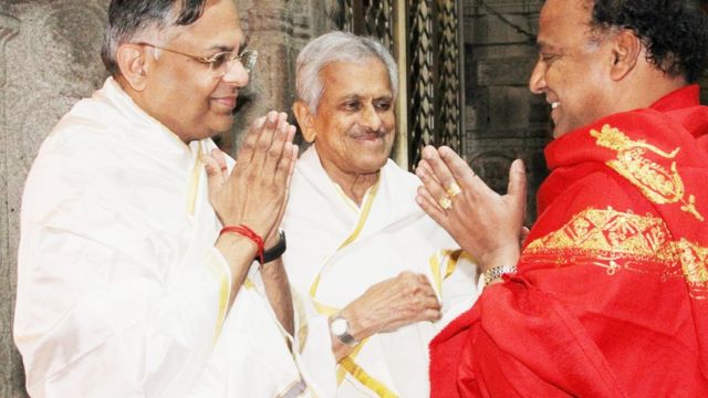 டாடா சான்ஸ் குழும தலைவர் சந்திரசேகரன் (இடது)