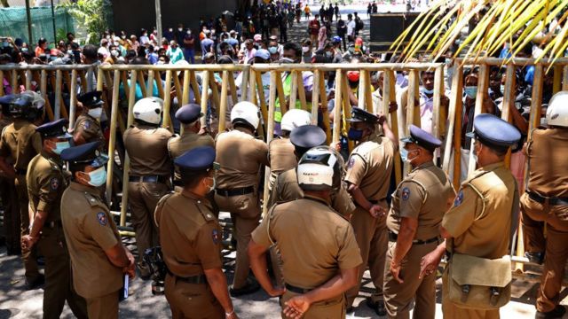 இலங்கை போராட்டம்: ராஜபக்ஷ வீட்டின் மீது ஏறிய மாணவர்கள்