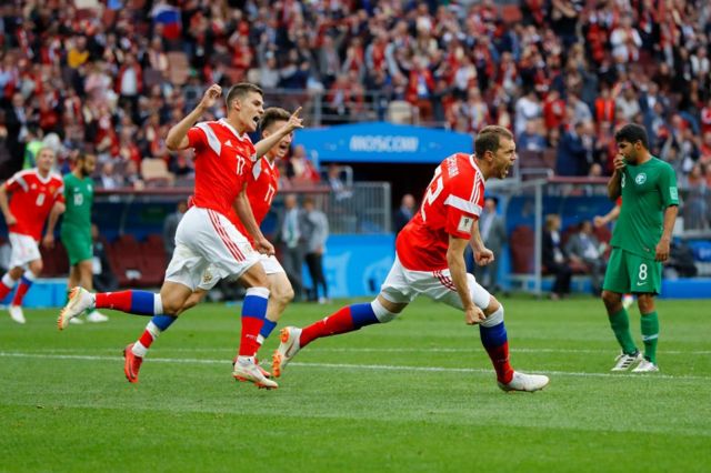 Rusia ya golea gracias a Artem Dzyuba, que poco después de entrar al campo anotó el tercero de los anfitriones.