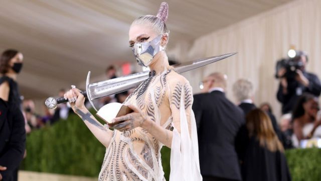 Met Gala 2021: Celebrities show off lavish outfits in New York - BBC News