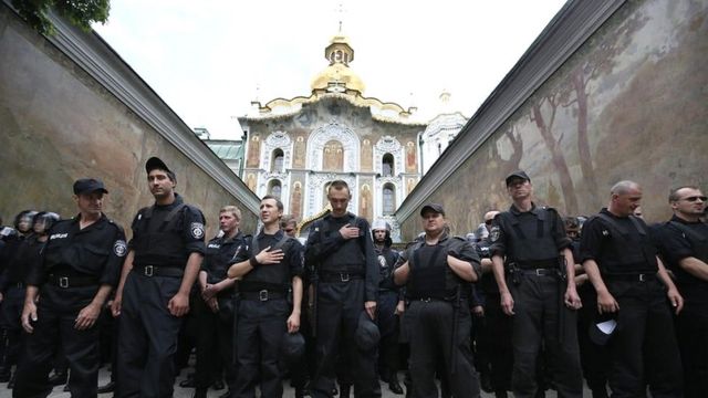 Июнь 2014-го. Правоохранители напротив пикета у Киево-Печерской лавры