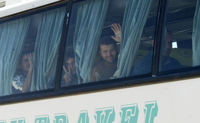 أرشيف: وصول مجموعة من اللاجئين الفلسطينيين عبر التنف على الحدود الأردنية السورية، من بغداد بعد أن أغلقت الأردن حدودها في مايو/أيار 2006، والذين تم نقلهم لاحقا إلى مخيم أبو الهول