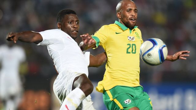 L'arbitre ghanéen, Joseph Lamptey, ayant sifflé un penalty imaginaire pour les Bafana Bafana.