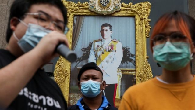 นักศึกษาปราศรัยหน้าพระบรมฉายาลักษณ์