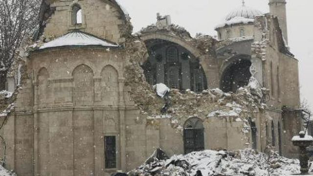 Malatya'da Hamidiye Mahallesi'nde bulunan tarihi Yeni Cami'de yıkım