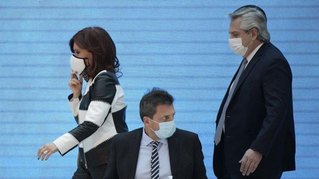 Cristina Kirchner y Alberto Fernández se retiran de un evento, detrás de Massa, quien permanece sentado