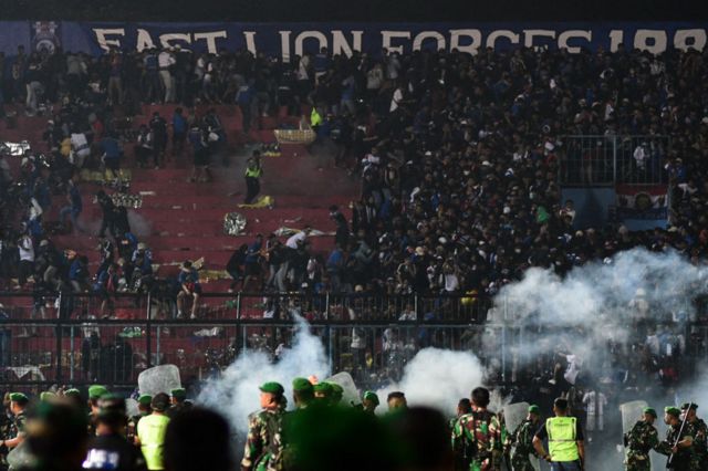 Uso de gases lacrimogenos en un estadio