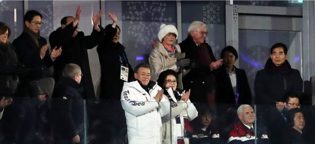 9일 평창올림픽스타디움에서 남북공동입장을 지켜보는 한국, 북한, 미국, 일본 지도자들. 반응이 사뭇 다르다