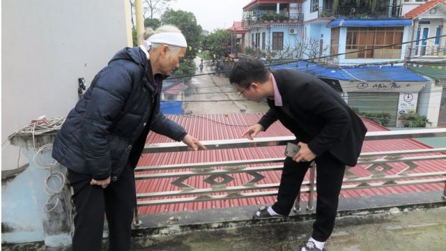 Lawyers Ngo Anh Tuan and Du Thi Thanh (Mr. Le Dinh Kinh's wife) examine the scene.