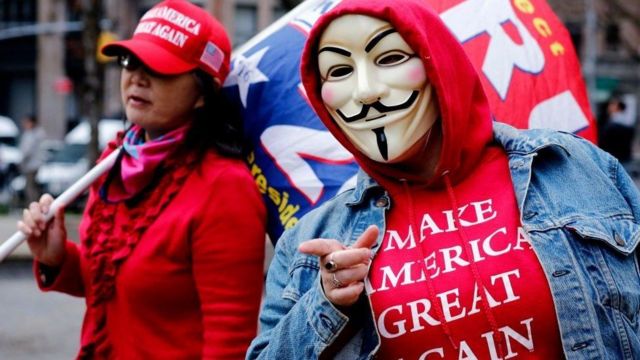 Apoiadores de Trump protestando do lado de fora do Escritório do promotor distrital de Manhattan