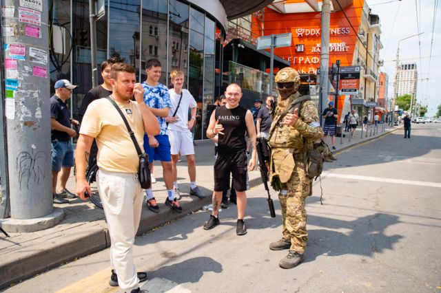 люди фотографируются с ЧВК "Вагнер"