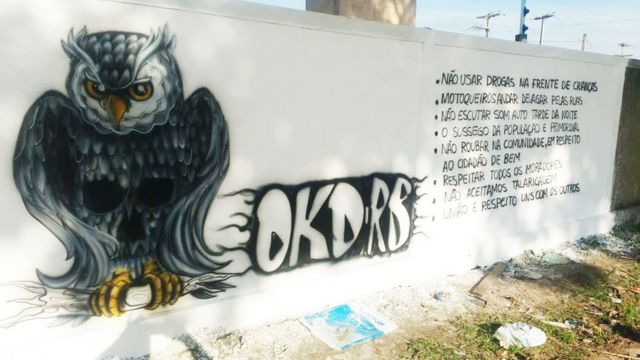 No muro de um bairro de João Pessoa, a Okaida listou seu código de conduta: 'não usar drogas na frente das criaças','não roubar na comunidade em respeito ao cidadão de bem' e 'não escutar som alto tarde noite', entre outras normas