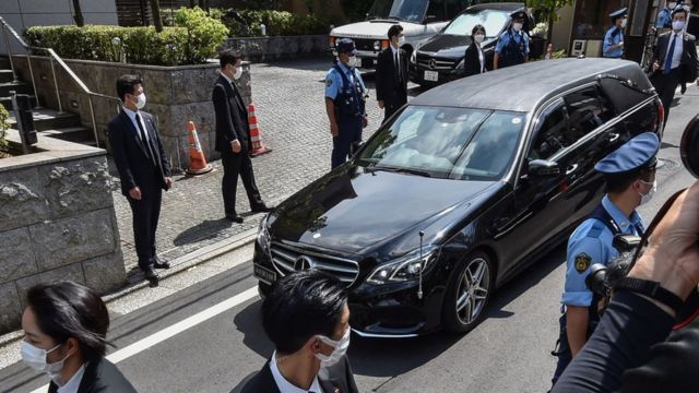Xe tang chở thi thể Abe đã đến nơi ở của ông ở Tokyo vào thứ Bảy