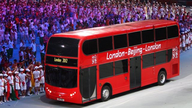 2008年8月，伦敦双层巴士作为2012年奥运会主办地的标志出现在北京奥运会闭幕式上，象征着英国和中国关系密切的开始。(photo:BBC)