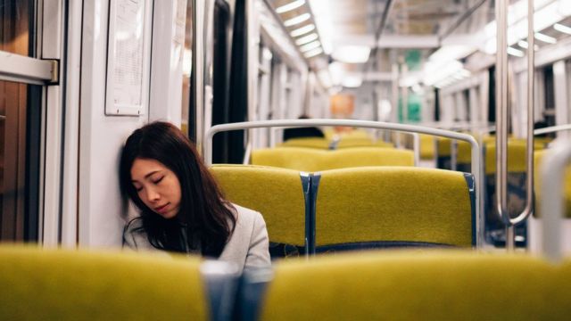 Mujer cansada en metro
