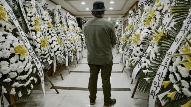 عموی قربانی به گل‌هایی نگاه می‌کند که به محل نگهداری جنازه او فرستاده‌اند
