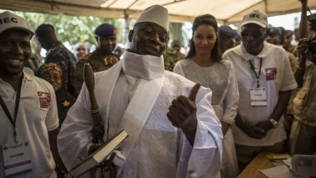 Tun da farko Mr Jammeh ya amince da shan kaye har ya taya Mr Barrow murnar lashe zaben.