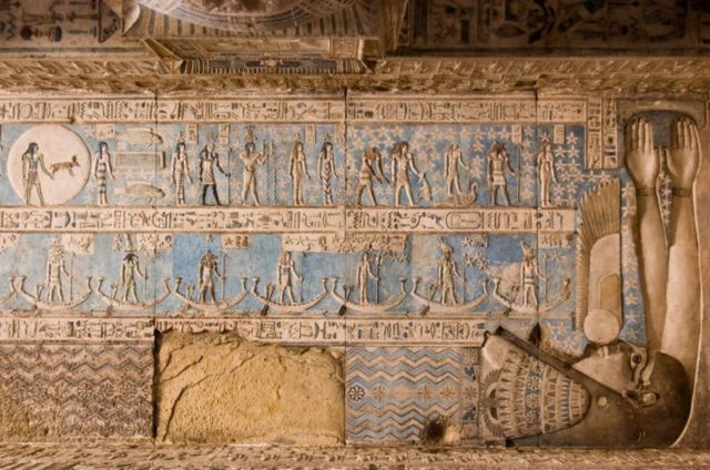 La déesse de la nuit, Nut, entoure de son corps et de ses bras les symboles astronomiques du plafond du temple de Dandera, en Egypte