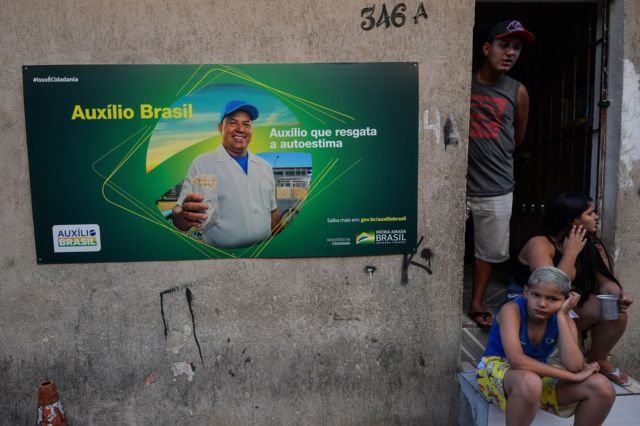 Propaganda do programa Auxílio Brasil no muro de residência na favela de Heliópolis em São Paulo, em dezembro de 2021