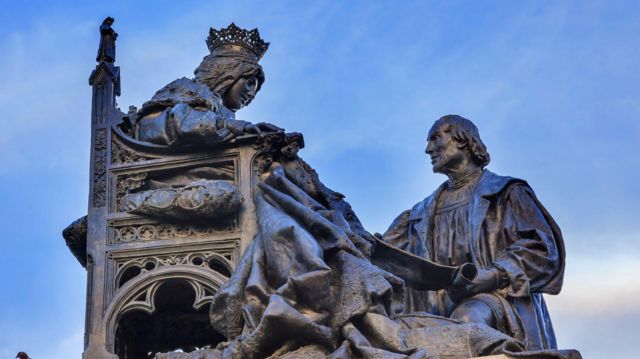 estatua de cristóbal colón frente a la reina isabel