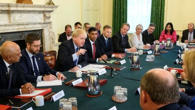Boris Johnson em reunião com seu gabinete