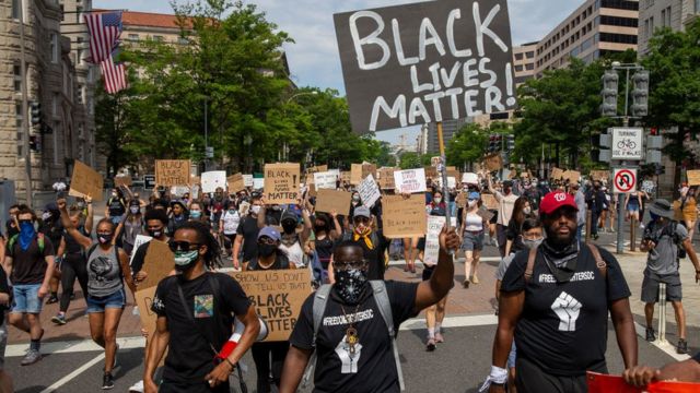 Por que as pessoas se ajoelham durante os protestos contra racismo policial  nos EUA?, Mundo