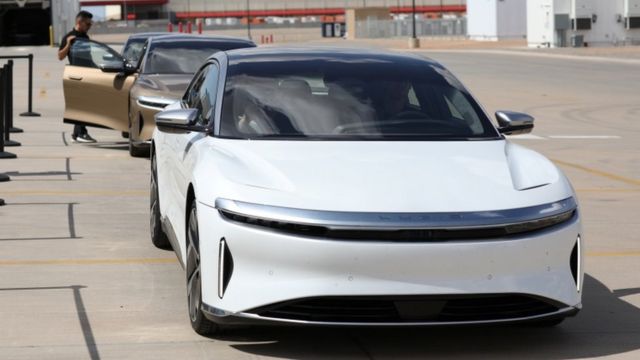 Carros do modelo Lucid Air Dream Edition, com curvas fluídas e desenho futurista