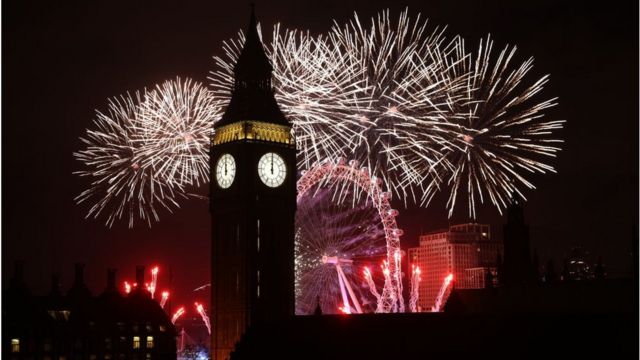 Celebraciones en el Big Ben y el London Eye justo después de la medianoche del 1 de enero de 2023.