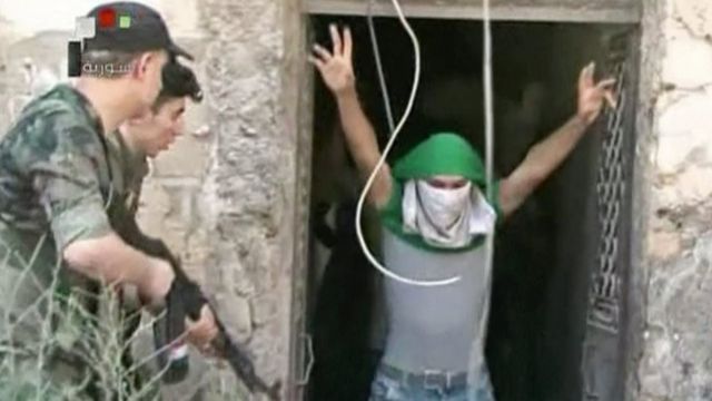 La televisión estatal siria mostró imágenes de supuestos rebeldes entregándose a las fuerzas del gobierno.