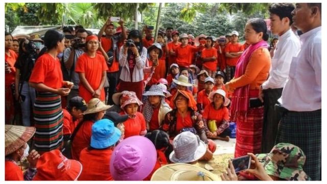 ရန်ကုန်တိုင်းဒေသကြီးအစိုးရအဖွဲ့ လူဝင်မှုကြီးကြပ်ရေးနှင့် လူ့စွမ်းအားအရင်းအမြစ်ဝန်ကြီးဒေါ်မိုးမိုးစုကြည် နဲ့တိုင်ရီစက်ရုံလုပ်သားများ