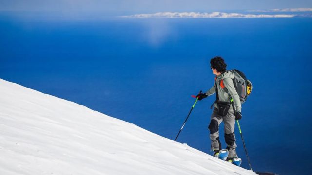 利尻島には大きなホテルやスキーリフトはありません。 山への登り降りは自分で行う必要があります