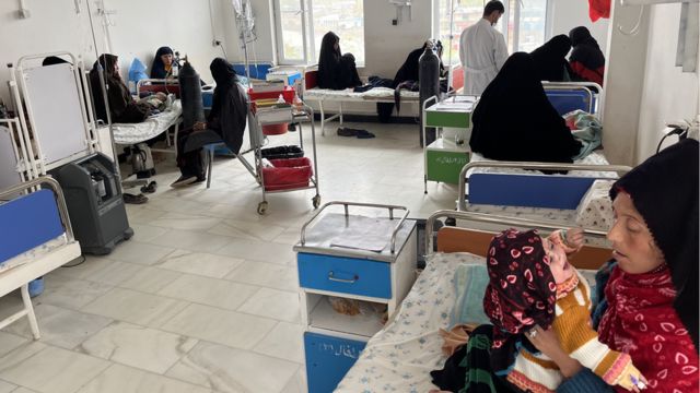 Una sala de un hospital afgano lleno de madres con sus niños.