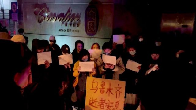中国上海， 人们为乌鲁木齐大火死难者举行烛光悼念会。