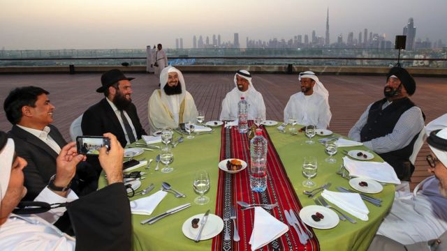 إفطار جماعي بين مختلف الطوائف الدينية يثير الجدل في الإمارات