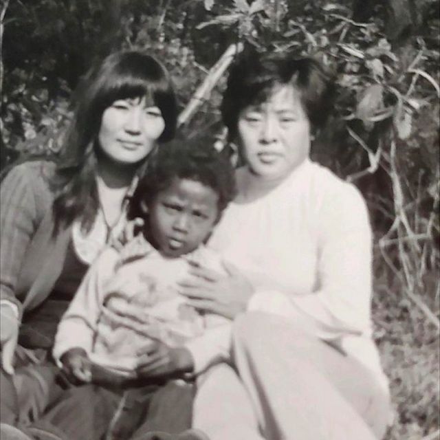 米尔顿和他的姐姐董和他们的母亲朴英子（音译）(photo:BBC)