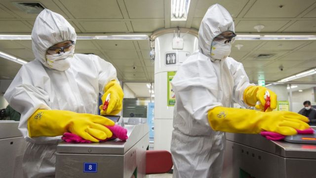 Funcionários limpam metrô na Coreia do Sul