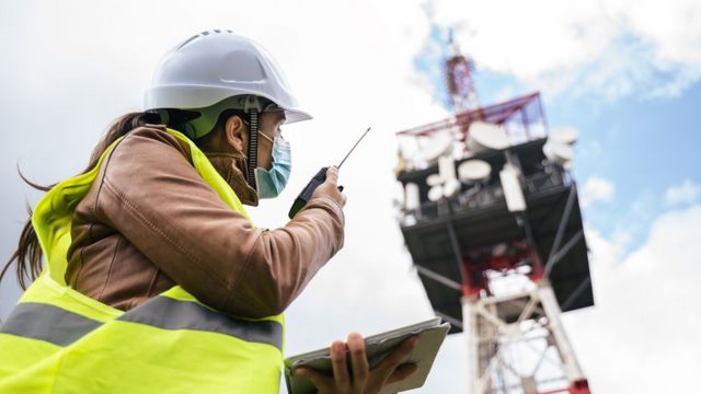 Trabajadora en un puerto