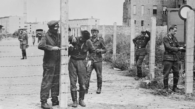 Soldados de Alemania oriental trabajan en asegurar la división de Berlín.